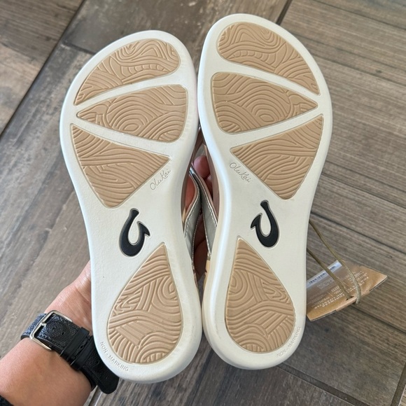 Olukai Women's Ho'Opio Hau flip flops in Silver/Pineapple size 5 - Picture 7 of 11